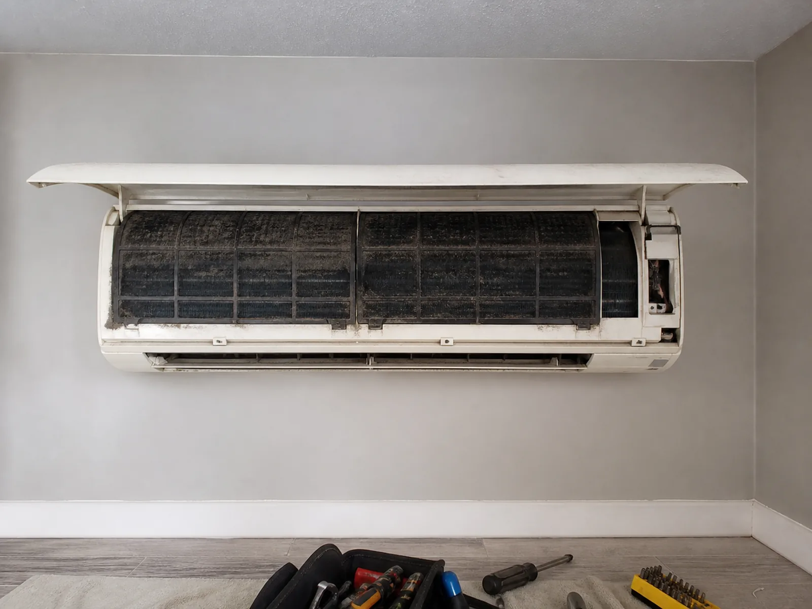 Equipo de aire acondicionado antes del mantenimiento, sucio y descuidado